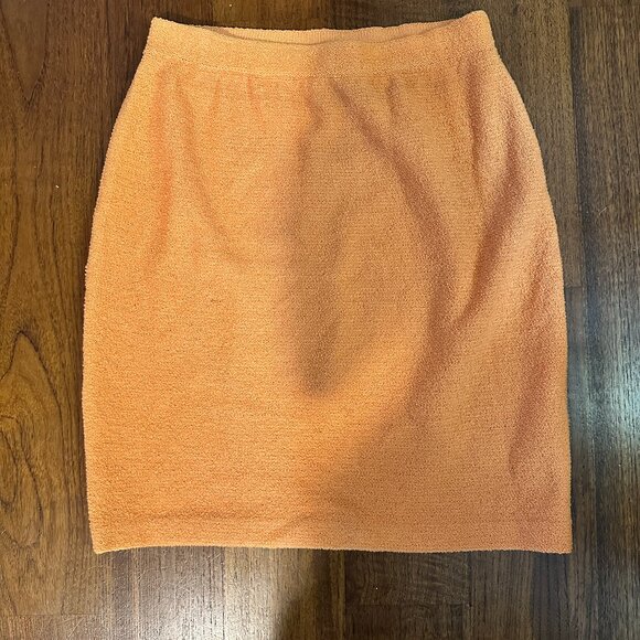 Chic & Vibrant: St. John Collection Orange Boucle Pencil Skirt - Size 8 - Picture 2 of 4